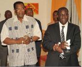 01 Dr. Bokar Touré (chemise claire) aux côtés du Pr. Adama Traoré, Ministre de la santé