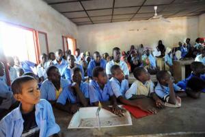 01 Jeunes élèves du CEG 1 de Niamey, écoutant attentivement 