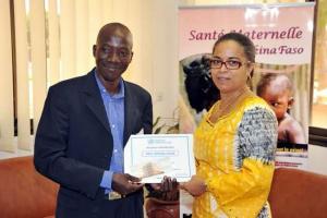 Le lauréat pose avec Dr. Djamila Cabral, Représentant de l’OMS au Burkina Faso
