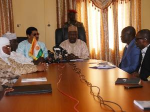 Le ministre de la santé publique au centre avec à sa droite le ministre en charge de lélevage et à sa gauche le représentant de lOMS au Niger