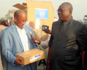 De gauche à droite : Le Ministre de l’Urbanisme et de l’Habitat, M.Hassan Nguéadoum s’apprêtant à recevoir des mains du Représentant de l’OMS, un échantillon de médicament