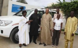 Le Représentant de l’OMS remet les clefs du véhicule au Pr Ousmane du LEV. A leur côté le Conseiller MAL, le Conseiller EDM, l’Assistance du WR et le chargé de la Documentation.