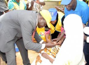 L’acte vaccinal posé par M. Youssouf H. Moussa, Secrétaire d’Etat à la santé marquant officiellement le lancement des AVS de riposte dans le Lac