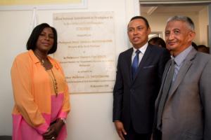 Plaque inaugurale du CNOSSE avec les officiels (de G. à D) le Représentante de l’OMS à Madagascar, le Ministre de la Santé Publique et le Directeur de la DVSSE