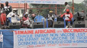 Vue partielle d’un orchestre local d’animation composé des anciennes victimes de la polio et chantant pour sensibiliser les parents en faveur de la vaccination à Kinkole, zone de santé située à l’Est de la capitale de la RDC