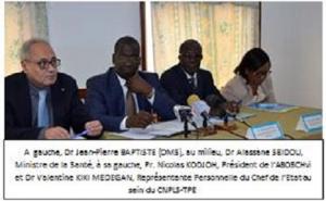 A gauche, Dr Jean-Pierre BAPTISTE (OMS), au milieu, Dr Alassane SEIDOU, Ministre de la Santé, à sa gauche, Pr. Nicolas KODJOH, Président de l’ABOSCHvi et Dr Valentine KIKI MEDEGAN, Représentante Personnelle du Chef de l’Etat au sein du CNPLS-TPE