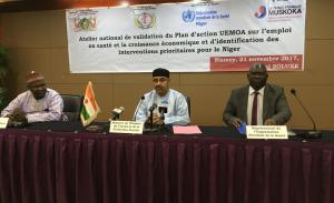 Une vue des officiels à l’ouverture de la rencontre avec de gauche à droite: le Ministre de la Santé Publique, le Ministre de l'Emploi du Travail et de la Protection Sociale et le Représentant de l’OMS au Niger