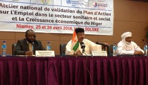 Une vue de la table des officiels avec de gauche à droite: Le représentant du Représentant de l’OMS au Niger, le Ministre de l’emploi, du travail et de la protection sociale et le Directeur de Cabinet du Ministre de la Santé