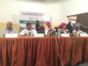 Une vue de la table des officiels avec de gauche à droite: Le représentant du Représentant de l’OMS au Niger, le Ministre de la Santé Publique par intérim, la 1ère Dame du Niger, la Coordonatrice du Programme de Lutte contre le Paludisme et le Gouverneur de la région de Niamey