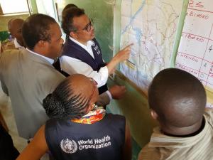 Le Dr Tedros Adhanom Ghebreyesus et le Dr Matshidiso Moeti regardant la carte sanitaire de Bikoro d'où ont été notifiés les premiers cas d'Ebola, en présence du Dr Oly Ilunga, Ministre de la santé durant leur visite à Bikoro le 13 mai 2018. OMS/Eugene Kabambi
