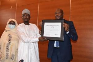 Le DG/MSPSN (à gauche) reçoit officiellement des mains du Représentant de l’OMS au Tchad (à droite) le certificat honorifique décerné au Tchad par le DG de l’OMS