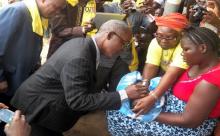 04 Hon. Barchue administering 1st dose of polio vaccine