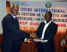 01 Le Dr Youssouf GAMATIE remet un certificat a l un des apprenants