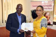 01 Le lauréat pose avec Dr. Djamila Cabral, Représentant de l OMS au Burkina Faso