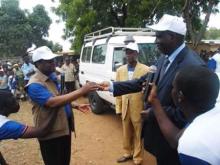 03 Le Ministre de la santé recevant des mains du Représentant de l’OMS les Clés du véhicule