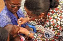 04 Un enfant vaccine par le Representant de l OMS Dr Djamila Cabral