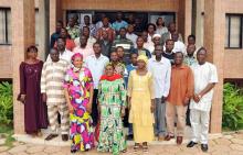 06 Photo de famille des acteurs de la communication du Benin. La Directrice Generale de l ANV SSP du Benin, foulard rouge, a pris part aux travaux