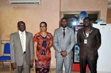 10 Alain Poy avec a ses cotes g-d Dr. Walker, le coordonnateur IST WA, Dr. Cabral, Representant de l OMS au Burkina et M. Nabalma, President de l Association du Staff de l OMS au Burkina ASOB.