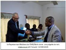 Le Représentant Résident de l’OMS/Bénin donne une poignée  de main chaleureuse à M. Romuald DJIVOESSOUN