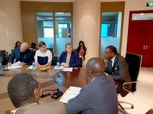 Echange entre le Ministre de la Santé Publique et les membres de la mission conjointe interinstitutions en la salle de réunion de l'Immeuble du Gouvernement, à Kinshasa. OMS/Eugene Kabambi