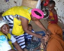 Health worker Elizabeth of Tana Rive County vaccinates a child in the April 2016 polio campaign