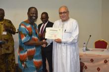 Dr Ismaël HOTEYI reçoit son certificat des mains de Dr Jean-Pierre  BAPTISTE, Représentant Résident de l’OMS 
