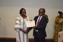 Dr Sonia BEDIE KOSSOU reçoit son certificat des mains de Dr Lucien TOKO, DC/MS