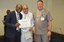 Dr Moussa ABDELLAHI reçoit son certificat des mains de Dr Jean-Pierre  BAPTISTE, Représentant Résident de l’OMS 