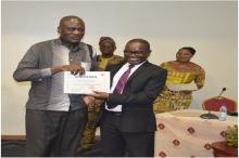 Dr André LUKUSA K. reçoit  son certificat des mains de Dr Lucien TOKO (DC/MS)