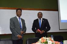 Professeur Dhanjay Jhurry, Vice-chancelier de l’Université de Maurice (à gauche) a offert un cadeau à Dr. Laurent Musango, représentant de l’OMS à Maurice (à droite), après la présentation