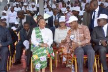 La Première Dame  de la RDC échangeant avec le Ministre de la Santé, le Dr Oly Ilunga lors de la cérémonie de la JMT 2018. OMS/Eugene Kabambi