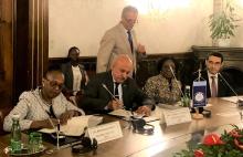 Dr Moeti signs the grant with the DG of OFID