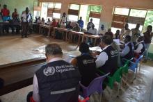 La délégation officielle de l'OMS en pleine réunion locale de coordination contre l'épidémie de la maladie à virus Ebola à Bikoro, avec les parties-prenantes engagées dans la lutte, en présence du Ministre de la Santé