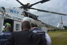 Le Dr Tedros, Directeur général de l'OMS, à droite, sur le point d'embarquer dans l'hélicoptère de l'UNHAS pour le vol retour, après la visite à Bikoro. OMS/Eugene Kabambi