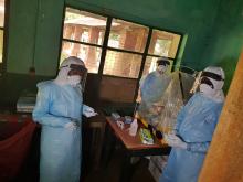 Les agents de laboratoire mobile installés au sein de l'hôpital général de référence de Bikoro en pleine analyse des échantillons collectés dans les zones de santé de Bikoro et d'Iboko. OMS/Eugene Kabambi