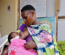Uleda Kisenye Kahambu allaite Merdi, sa fille de 3 mois.