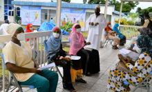 Le personnel de santé du CHN El'maarouf patiente devant la salle de vaccination dédiée au vaccin contre la Covid-19