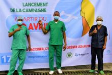 3 membres du personnel du CHN El'maarouf sont contents de recevoir leur vaccin contre la Covid-19