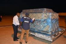 Vérification des colis par un membre de la logistique de l’OMS à l’aéroport de N’Djaména
