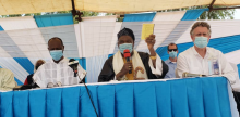 (Le coordonnateur du Système des Nations Unies, le Secrétaire Général du Haut Conseil des Rois du Bénin et le Représentant Résident de l'USAID lors de la séance de plaidoyer en faveur de la vaccination contre la COVID-19