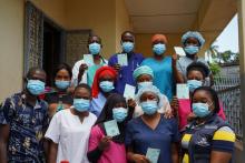 Des agents de santé munis de leurs cartes de vaccination contre la COVID-19