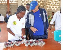 Le Représentant de l'OMS Burundi visite un site amenagé pour le don de sang