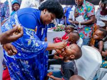 La Ministre de la santé vaccinant un enfant.