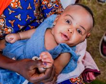 Un bébé marqué à l'encre, après avoir reçu ses doses de vaccin.