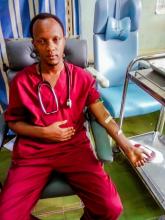 Dr. Ferdinand NIYONGABO, donnant de son sang