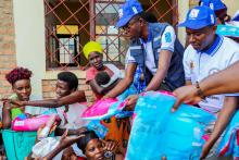 Distribution des moustiquaires par le délégué du Représentant de l'OMS au Burundi