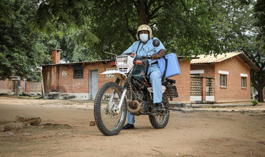 Blan Makawi, assistant principal de surveillance sanitaire basé à l'hôpital communautaire de Karemba à Nsanje, dans le sud du Malawi, a joué un rôle déterminant dans le plus grand des campements, le camp de Bangura. Grâce à sa moto, il a pu atteindre plus rapidement un plus grand nombre d'enfants.