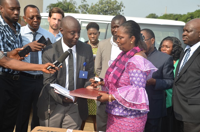 WHO Country Rep Liberia handing over transfer certificates and keys to the Minister of Health 