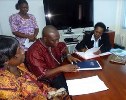  Dr Gakuruh and Dr Jambai signing a Memorandum.