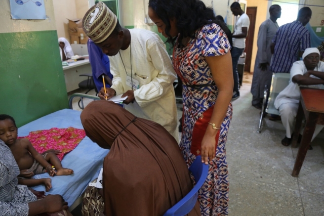 Dr Joy Ufere works with Community Resource Persons (CORPS) trainees to identify case of acute respiratory infection in a children’s ward at Maiduguri Specialist hospital